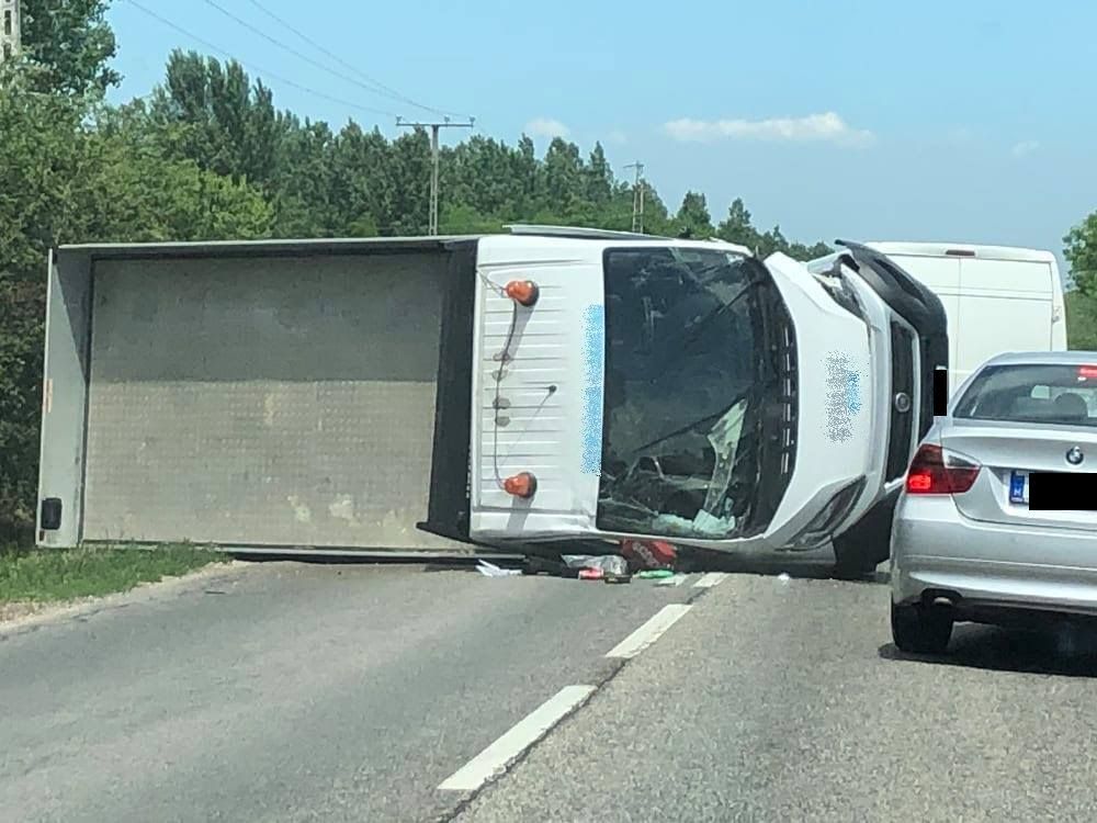 Felborult egy kisteherautó Üllő és Ócsa között ORIGO