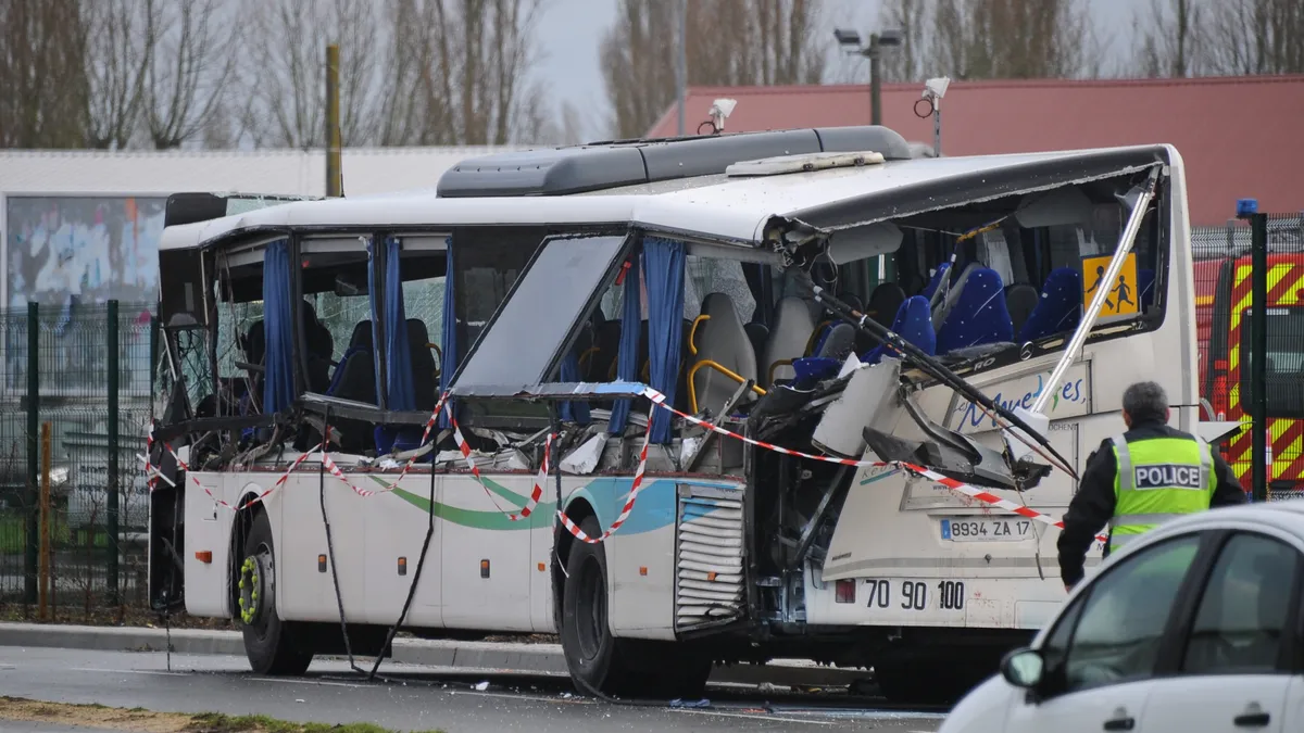 Hat K Z Piskol S Meghalt Egy Franciaorsz Gi Buszbalesetben Origo