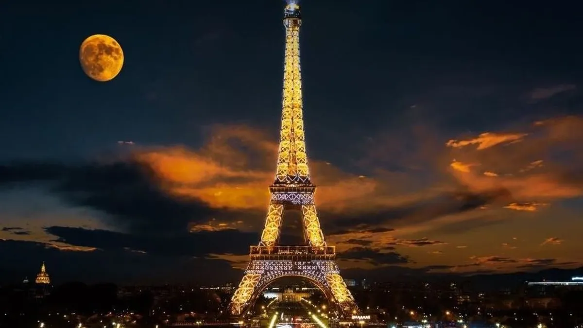 Átrepült az Eiffel torony alatt egy amerikai pilóta videó ORIGO