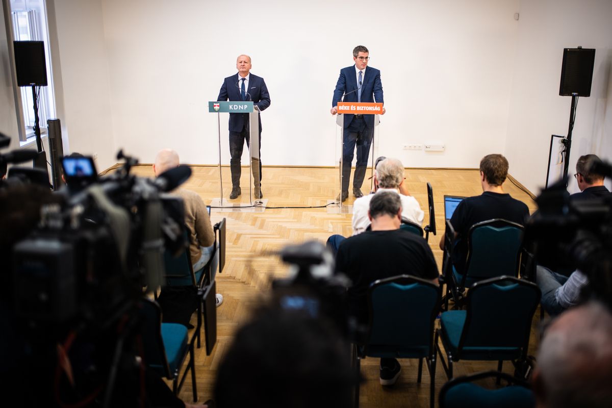 Fidesz-KDNP tájékoztató, Esztergom, Kocsis Máté, a Fidesz és Simicskó István, a KDNP frakcióvezető, sajtótájékoztató, esztergomi kihelyezett frakcióülésének szünete, 2023. 09. 21. 