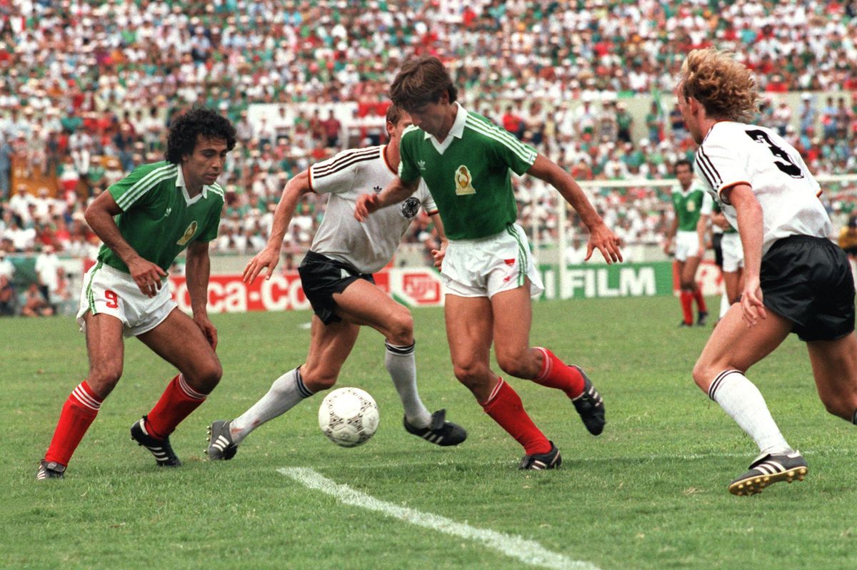 Soccer World Cup 1986: Germany vs. Mexico 4:1 on penalties .Fußball .Personen .Sport .WM .Weltmeisterschaft_1986 1986 Deutschland-Mexiko Germany Kampf Mexico People SPO action stopping advancing attacking ball quarter final soccer spielen Horizontal SPORT