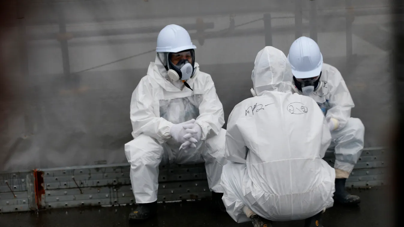 Védőfelszerelést viselő dolgozók a Fukusima-1 atomerőműnél, radioaktivitás, atombaleset, sisak
 Nuclear Radioactive Biological and Chemical protective gear 