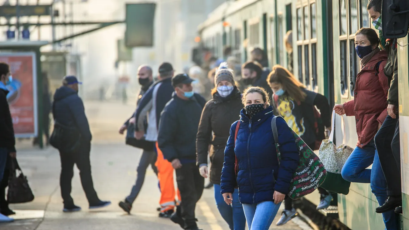 koronavírus, járvány, maszk, tömegközlekedés, védőmaszk, hév, Budapest, Közvágóhíd 