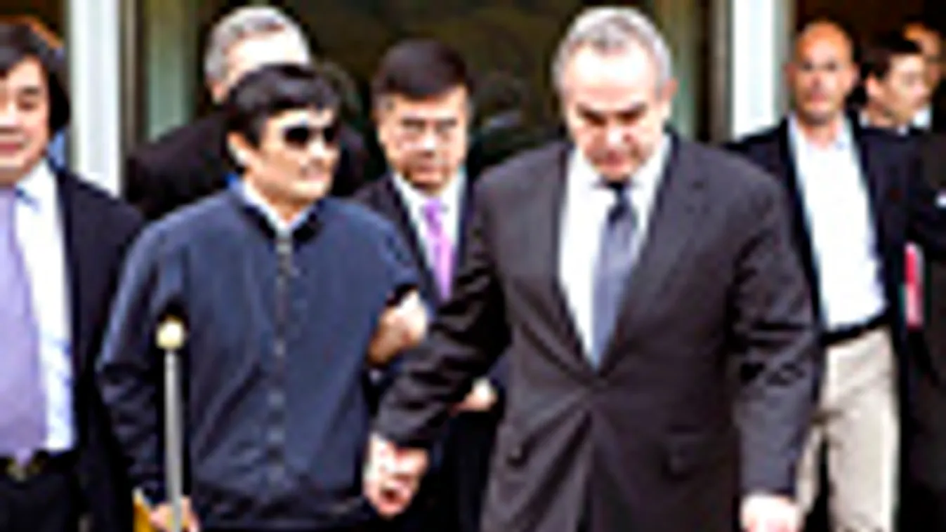 Chen Guangcheng vak kínai jogi aktivista és Kurt M. Campbell távolkeleti ügyekért felelős külügyminiszteri asszisztens