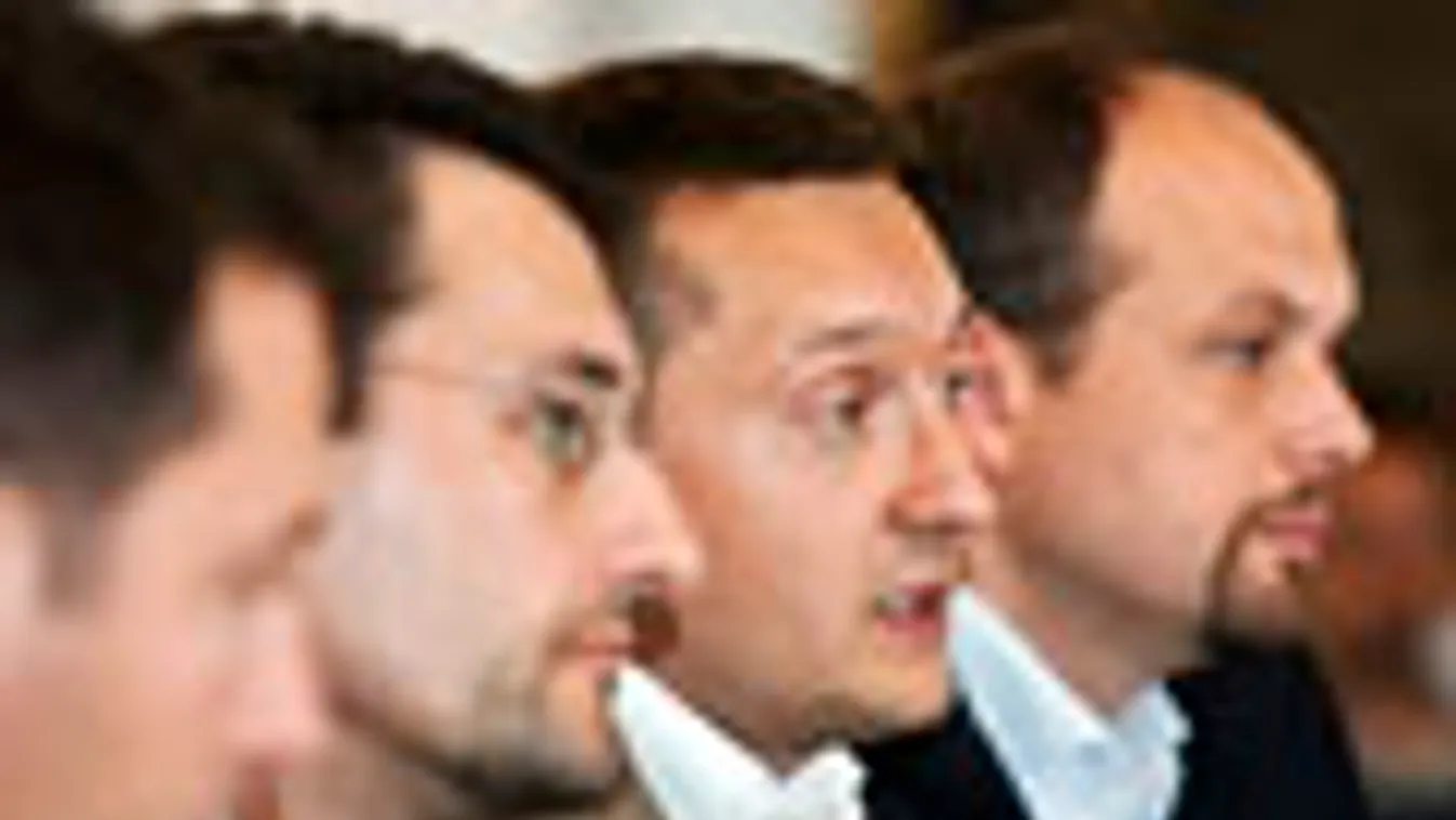 Rogán Antal beszél a Budapesti Önkormányzatok Szövetségének alakuló ülésén. Mellette ül Láng Zsolt, Nagy Gábor Tamás és Riz Levente (b-j)