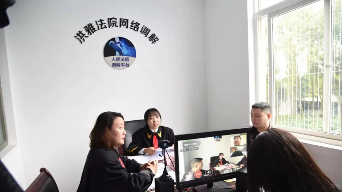 kína bíróság tárgyalás videokonferencia 