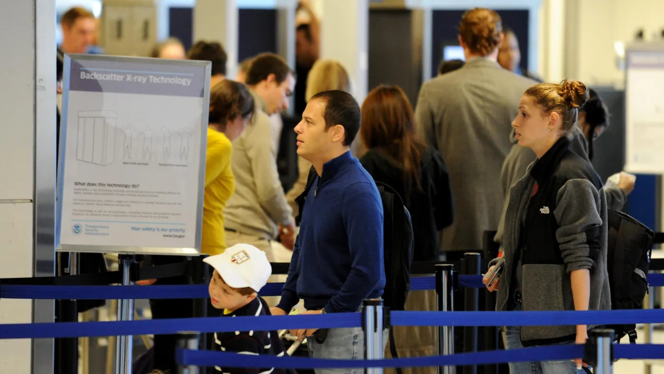TSA biztonsági átvilágításra váró utasok a La Guardia repülőtéren New Yorkban 