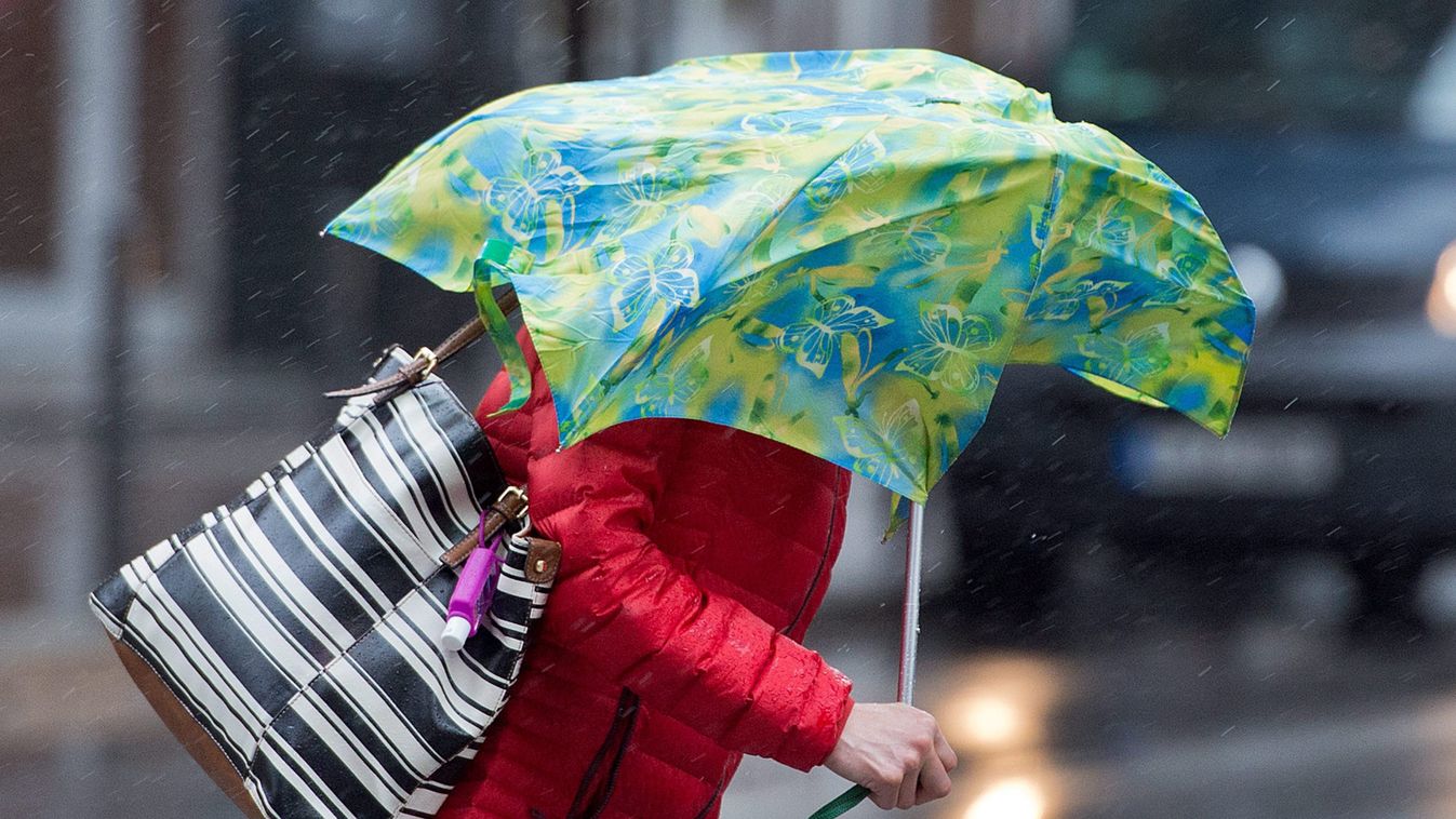 esernyő gyalogos IDŐJÁRÁS ÖLTÖZÉK KIEGÉSZÍTŐ szeles SZEMÉLY München, 2015. március 31.
Egy nő a viharos erejű szél által kicsavart esernyőjével Frankfurtban 2015. március 31-én. (MTI/EPA/Boris Rössler) 