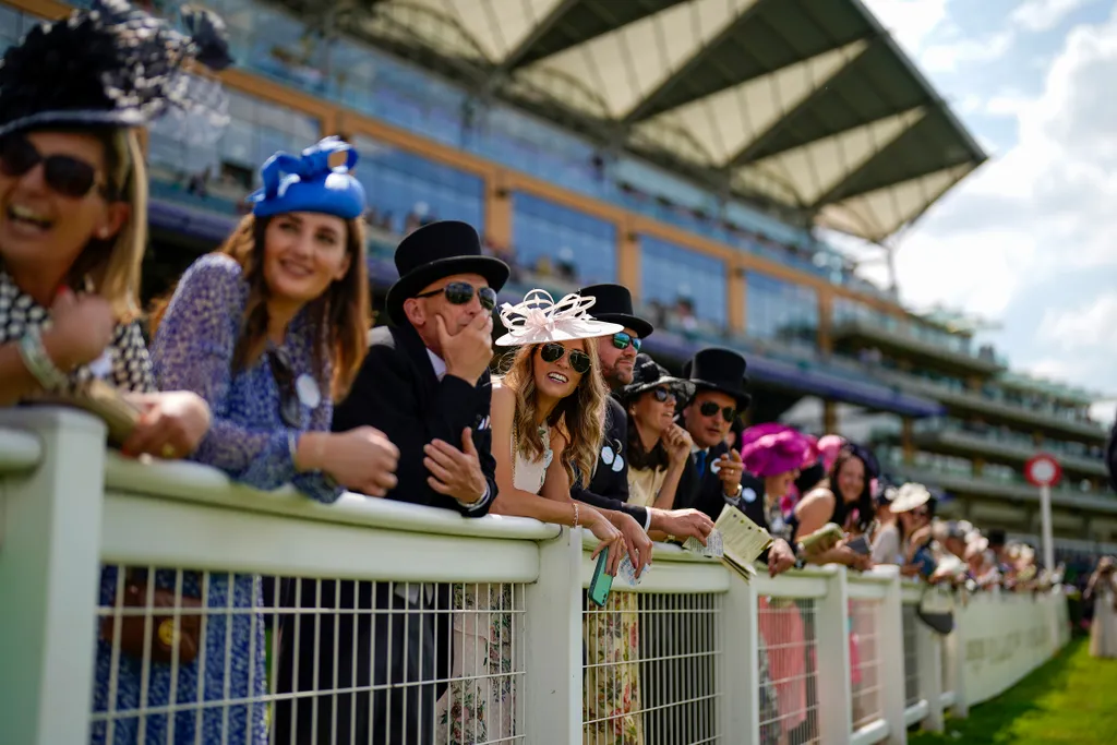 A Royal Ascot legdíszesebb fejfedői galéria 