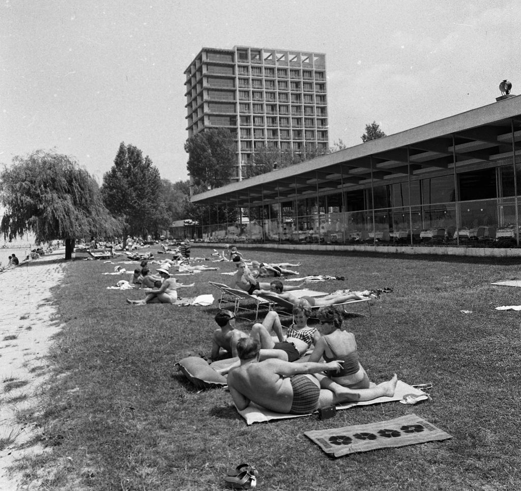 szállodagyár galéria hotel  LEÍRÁS
Magyarország,
Balaton,
Siófok
strand a szállodasor előtt, háttérben a Hotel Európa.
ÉV
1966 