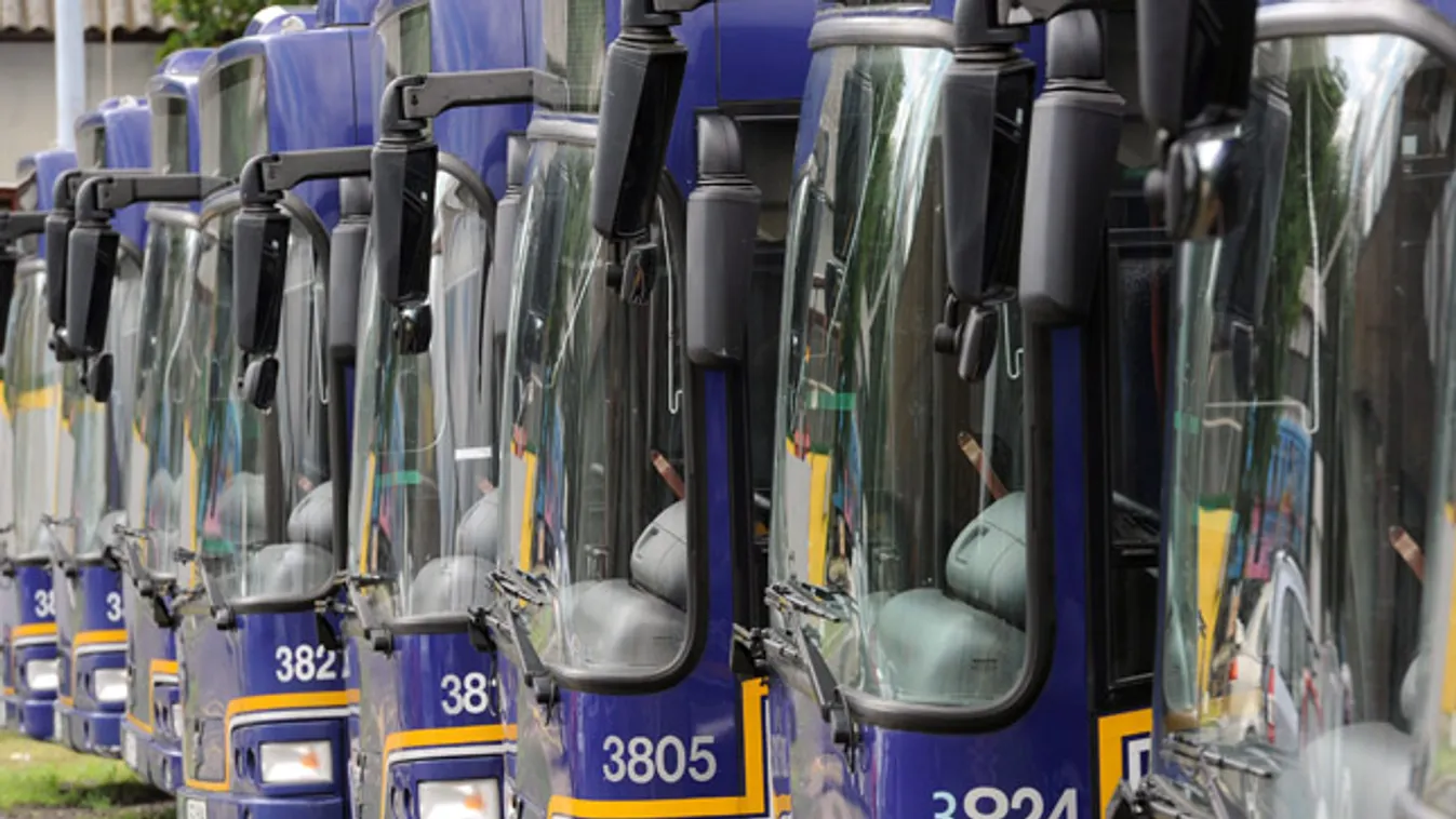 BKV, átszervezés, kiszervezik a buszhálózat üzemeltetését, buszsáv, Hollandiából vásárolt, honosítás alatt álló Volvo 7700 típusú autóbuszok állnak a BKV Fehér úti járműjavító telepén 
