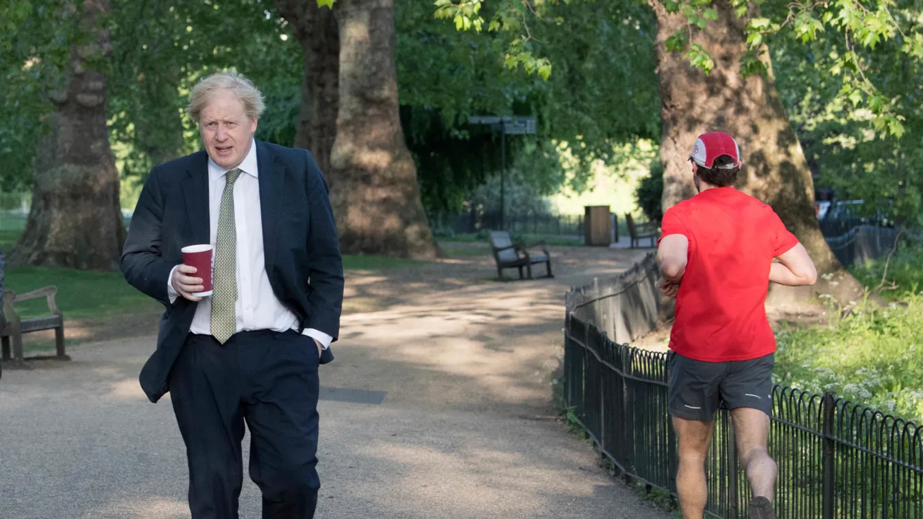 JOHNSON, Boris London, 2020. május 6.
Boris Johnson brit miniszterelnök (b) a reggeli sétáján a londoni St. James's Parkban 2020. május 6-án, mielőtt visszatérne a kormányfői rezidenciára, a Downing Street 10-be. A brit kormány tervei szerint három lépésb