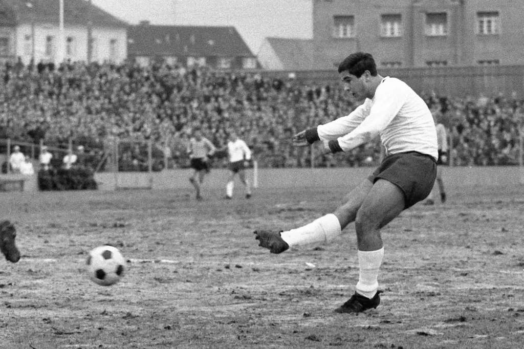 Gerd Müller, egykori világ- és Európa bajnok német válogatott labdarúgó, akit minden idők egyik legjobb támadójának tartanak. 
  Football legend Gerd MUELLER died at the age of 75. Gerd Muller aktuellsport Horizontal 