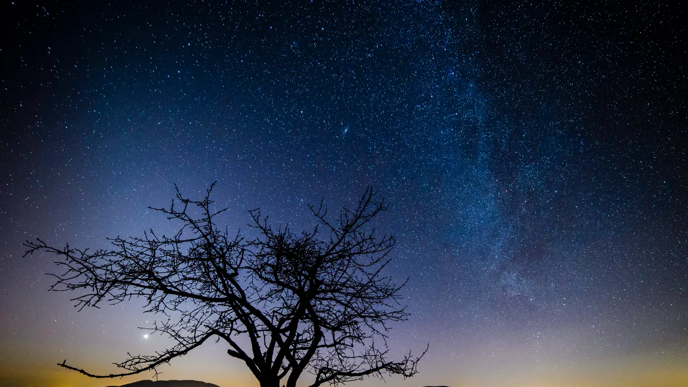 állatövi fény, jobbra a Tejút látszik Salgótarján közeléből, a Medves-fennsíkról fotózva 2015. február 17-én. A nyugati látóhatár felett napnyugta után látható kúp alakú fénylést - az állatövi fényt - a bolygóközi p 