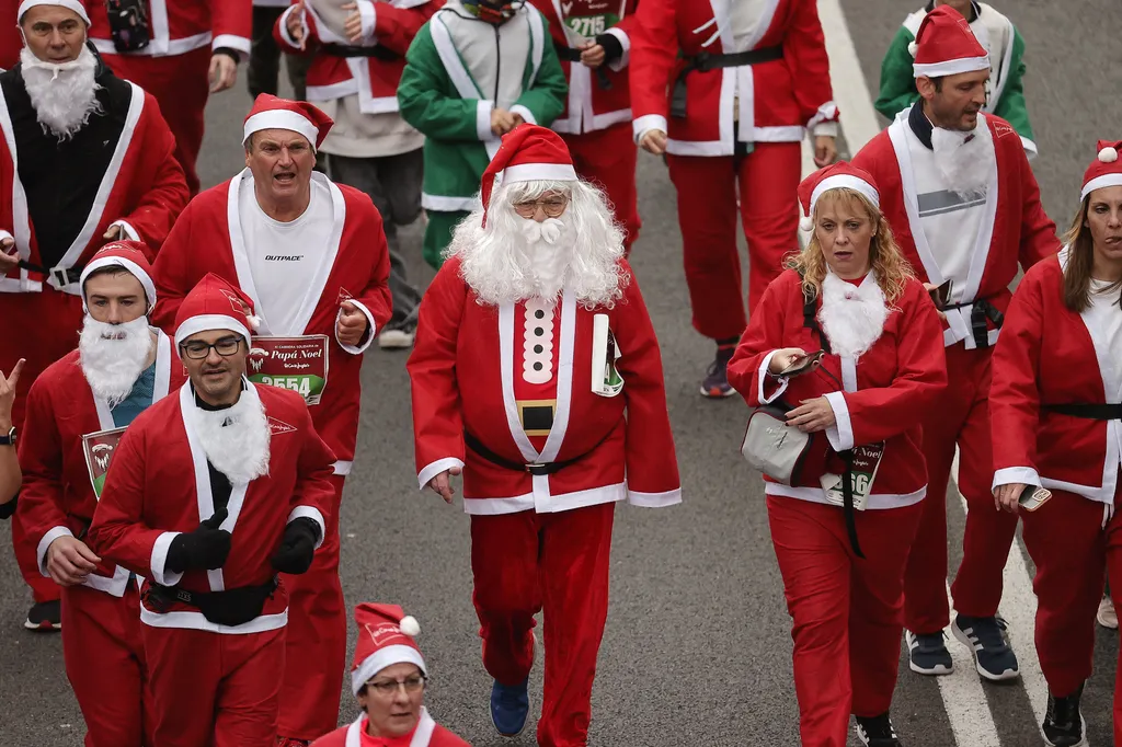 Santa Claus futás, madrid, adomány, maraton, spanyolország, 2022. 12. 18. 