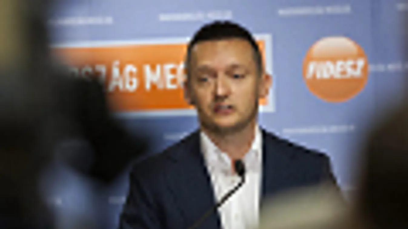 
Rogán Antal, a Fidesz frakcióvezetője beszél a Harrach Péterrel, a KDNP frakcióvezetőjével közösen tartott sajtótájékoztatón, a VitalMed szállóban a Fidesz-KDNP frakcióülése után, 2012. szeptember 7-én