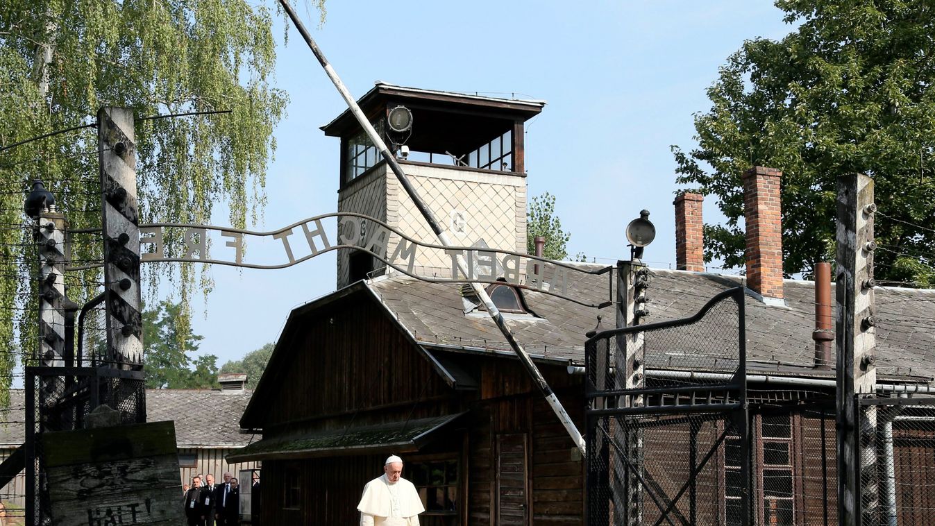 FERENC pápa Oswiecim, 2016. július 29.
Ferenc pápa az egykori auschwitz-birkenaui koncentrációs tábor főkapujában a lengyelországi Oswiecimben 2016. január 29-én, ötnapos lengyelországi zarándoklatának harmadik napján. A római katolikus egyházfő a krakkói