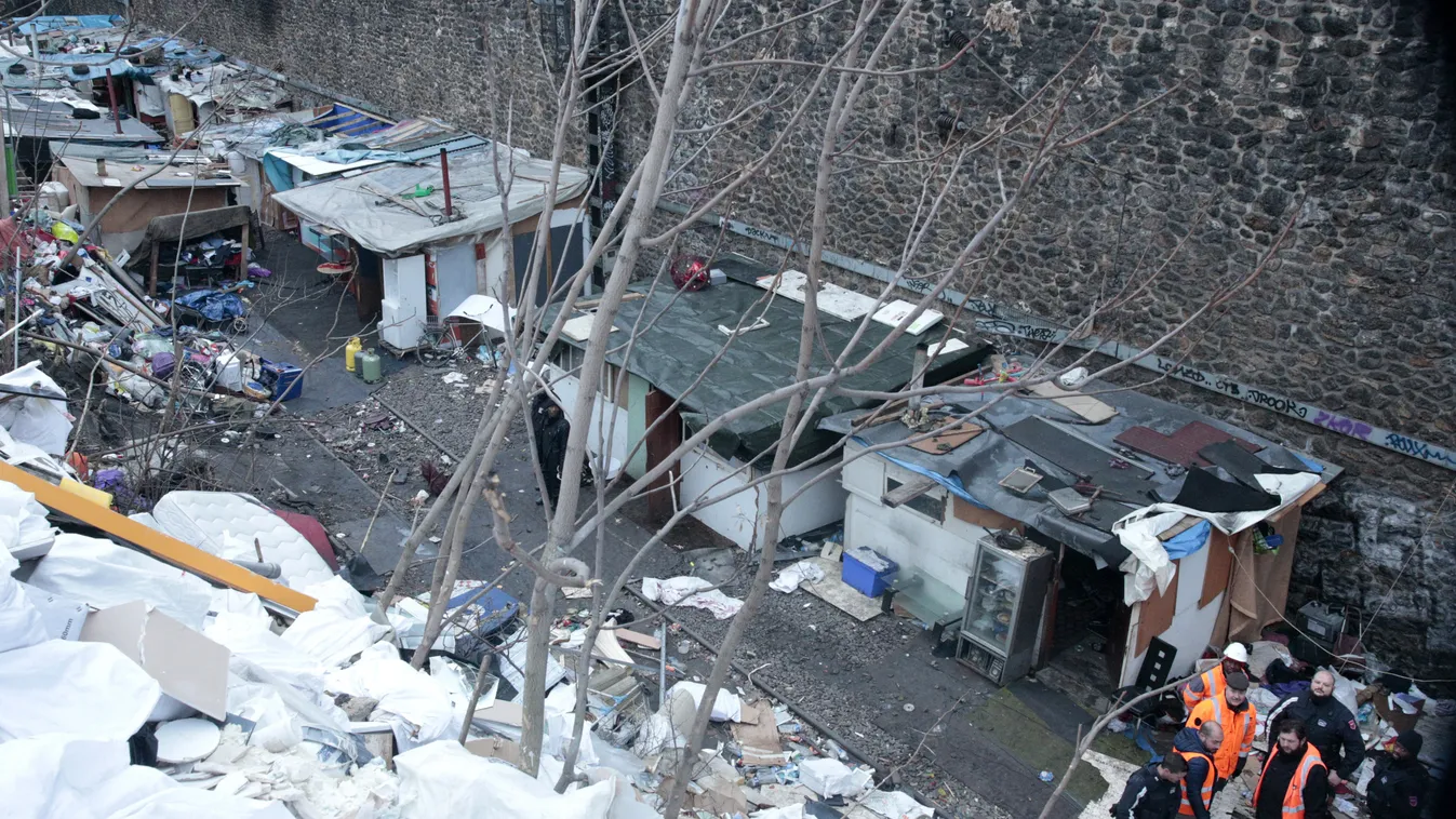 Horizontal MAKESHIFT SHELTER POVERTY CAMP GYPSY WASTE EVACUATION 