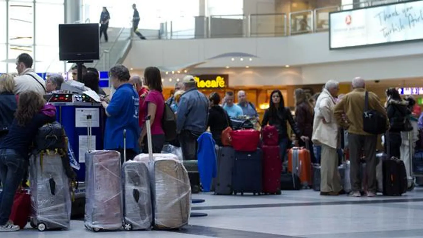 utasjogok késés esetén, utasok várakoznak a budapesti Liszt Ferenc reptéren 