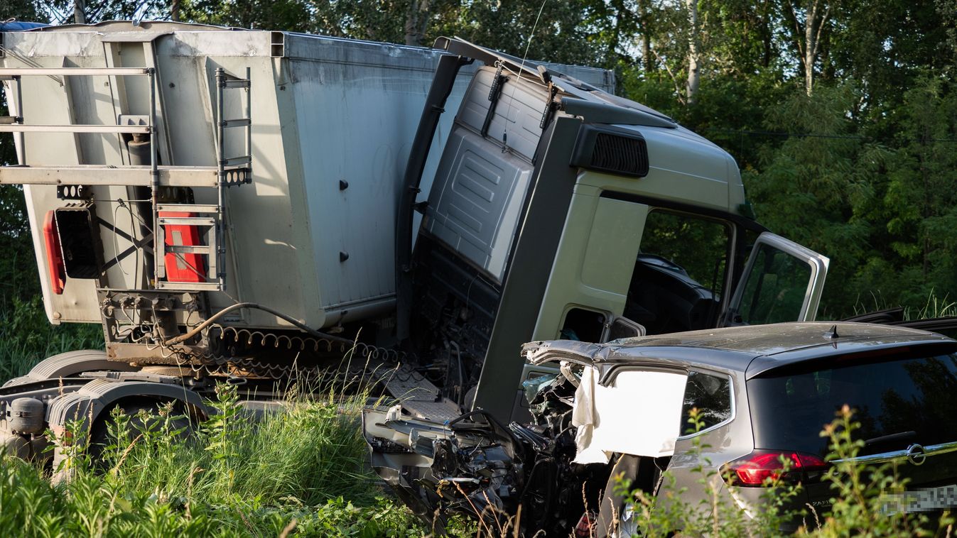 Solt, 2021. június 24.
Ütközésben összetört kamion és személygépkocsi az 52-es úton Solt és Fülöpszállás között 2021. június 24-én. A balesetben egy ember meghalt és többen megsérültek.
MTI/Donka Ferenc 