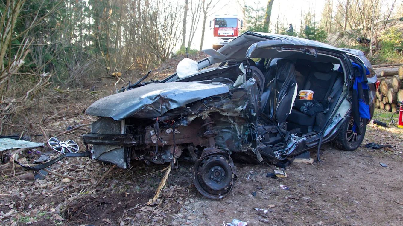 baleset, Németország, Egy fiú értesítette a mentőket, aki az iskolabuszból vette észre az összetört autót 
