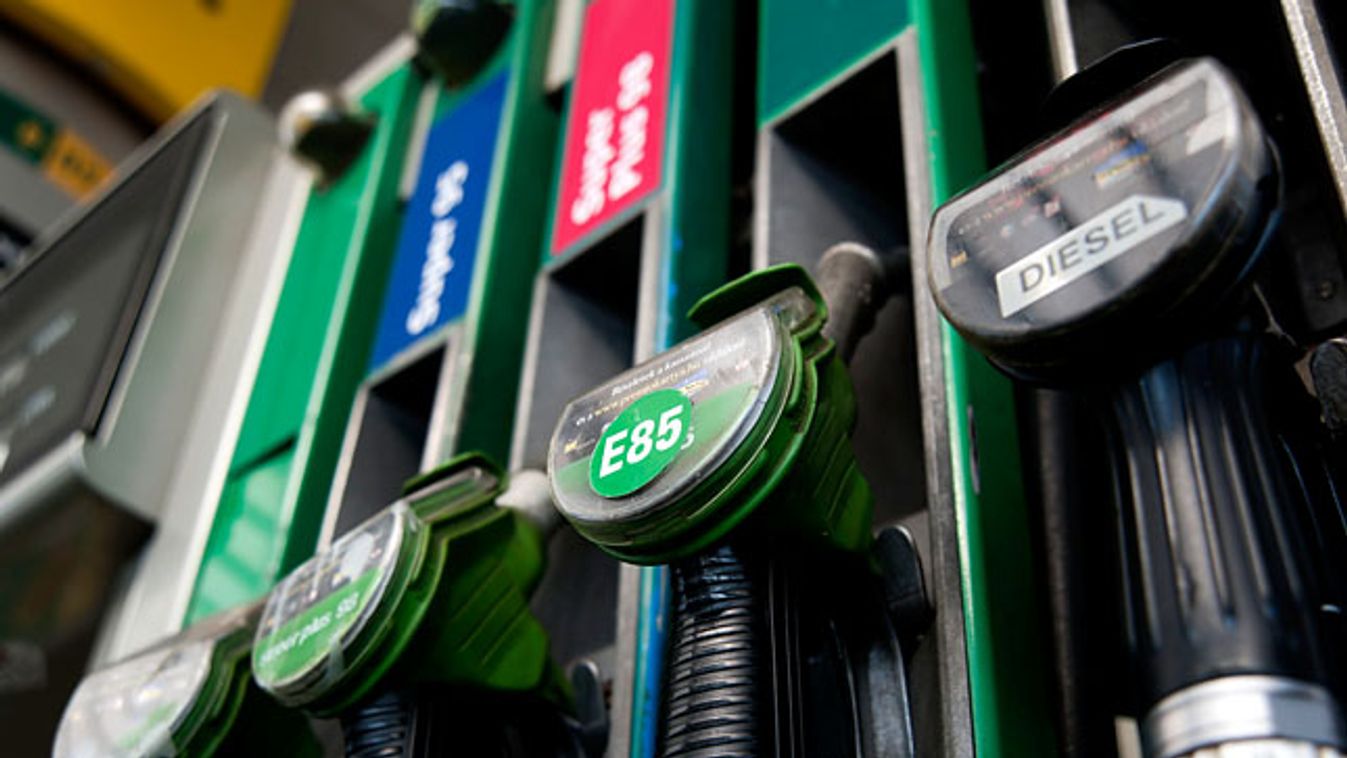 benzin, E85, üzemanyag, áremelés, alternatív üzemanyag, töltőpisztoly egy budapesti benzinkúton 