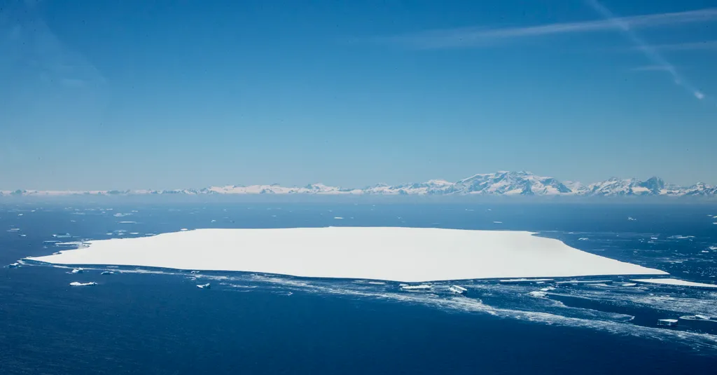 Déli-Georgia-sziget, 2020. december 24.
A brit védelmi minisztérium (MoD) által 2020. december 23-án közreadott kép az Atlanti-óceán déli részén, a Déli-Georgia-sziget közelében sodródó A68d nevű jéghegyről, amely a 150 kilométer hosszú, mintegy négyezer 