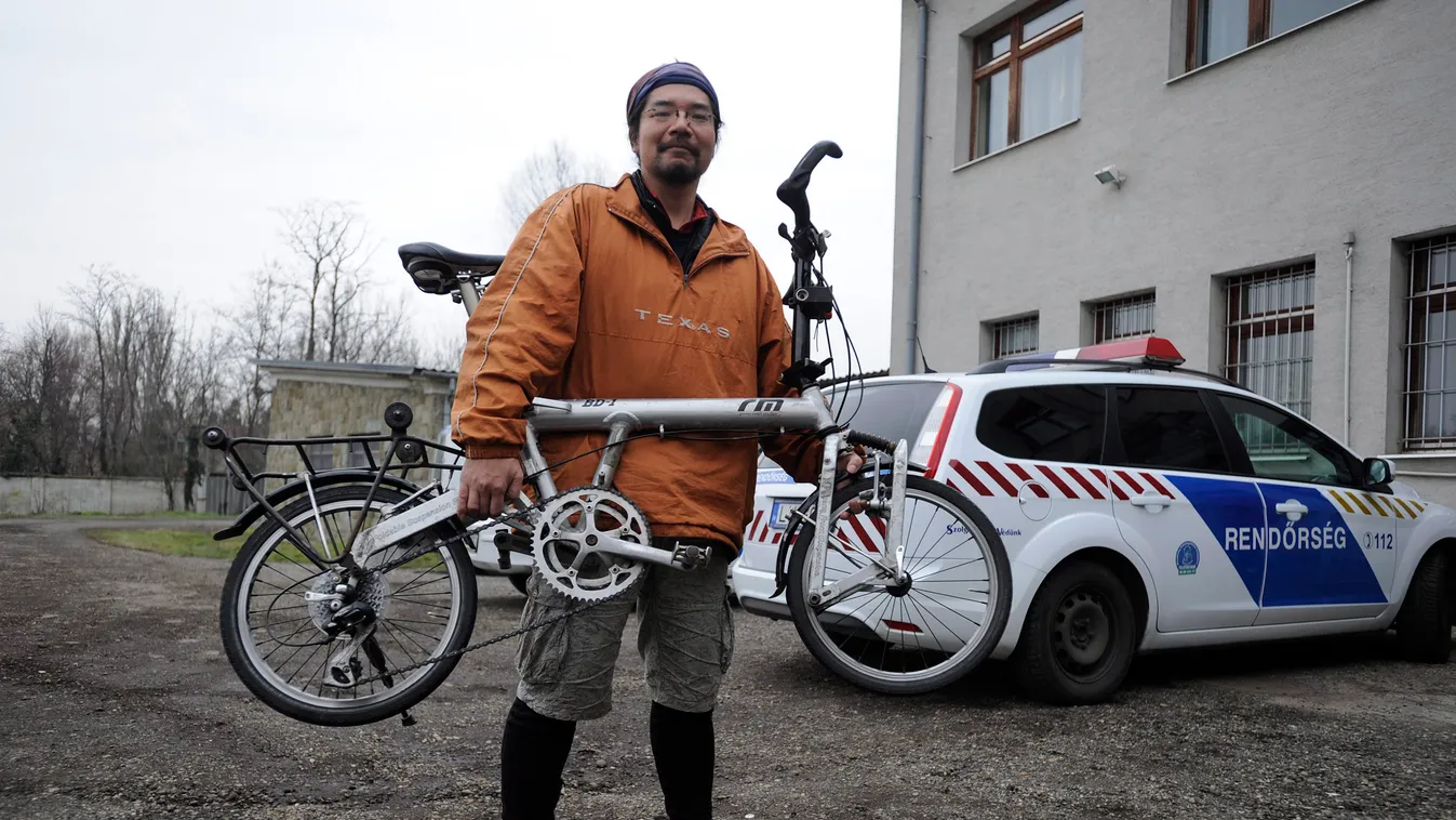 Budapest, 2014. január 25.
Josihiro Simada japán világutazó korábban ellopott, majd megtalált kerékpárjával a XVII. kerületben 2014. január 25-én. A kerékpárt a múlt héten lopták el a VII. kerületi Kertész utcából. A férfi öt éve járja a világot összehajt