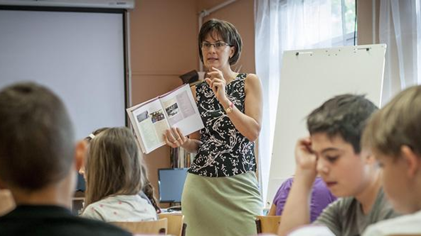 pedagógusok béremelése, tanárok béremelése, pedagógus-béremelés, Erkölcstanóra Debrecenben, 2013. szeptember 3-án. Illusztráció 