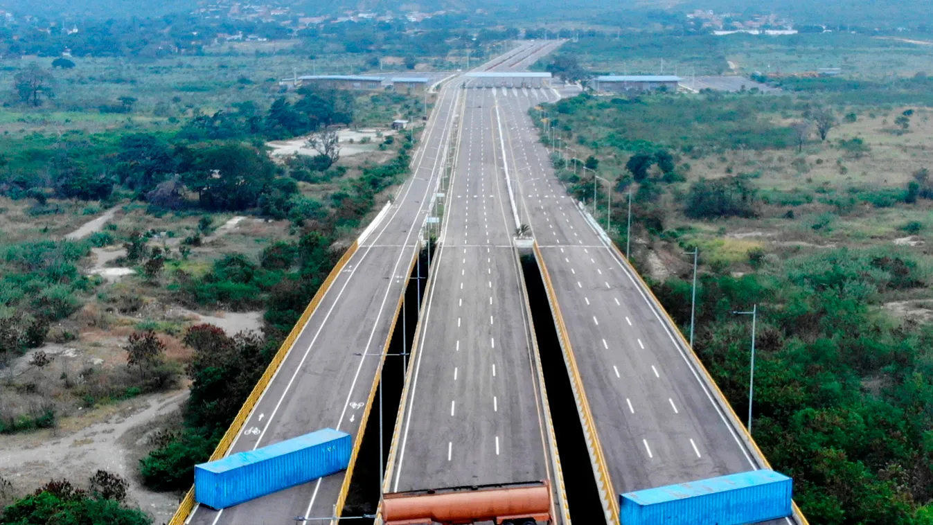 TOPSHOTS Horizontal AERIAL VIEW BRIDGE BORDER ROADBLOCK POLITICAL CRISIS Aerial view of the Tienditas Bridge, in the border between Cucuta, Colombia and Tachira, Venezuela, after Venezuelan military forces blocked it with containers on February 6, 2019. -