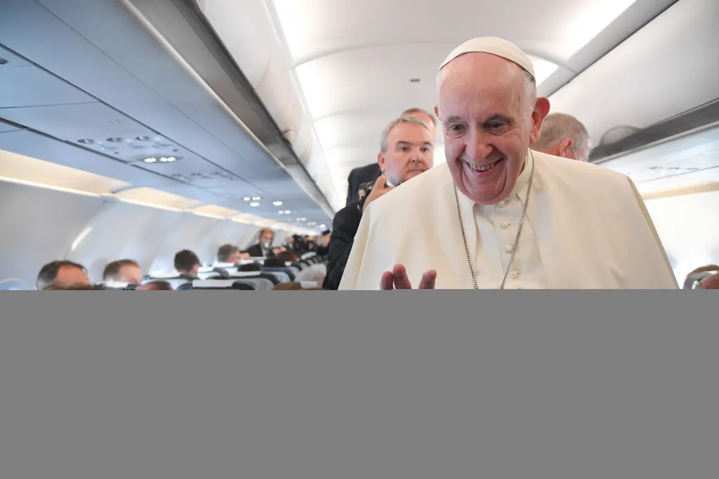 Ferenc pápa megérkezik a budapesti Liszt Ferenc-repülőtérre, 52. Nemzetközi Eucharisztikus Kongresszus, Budapest, 2021.09.12., Ferenc pápa a Budapestre tartó repülőgépen 