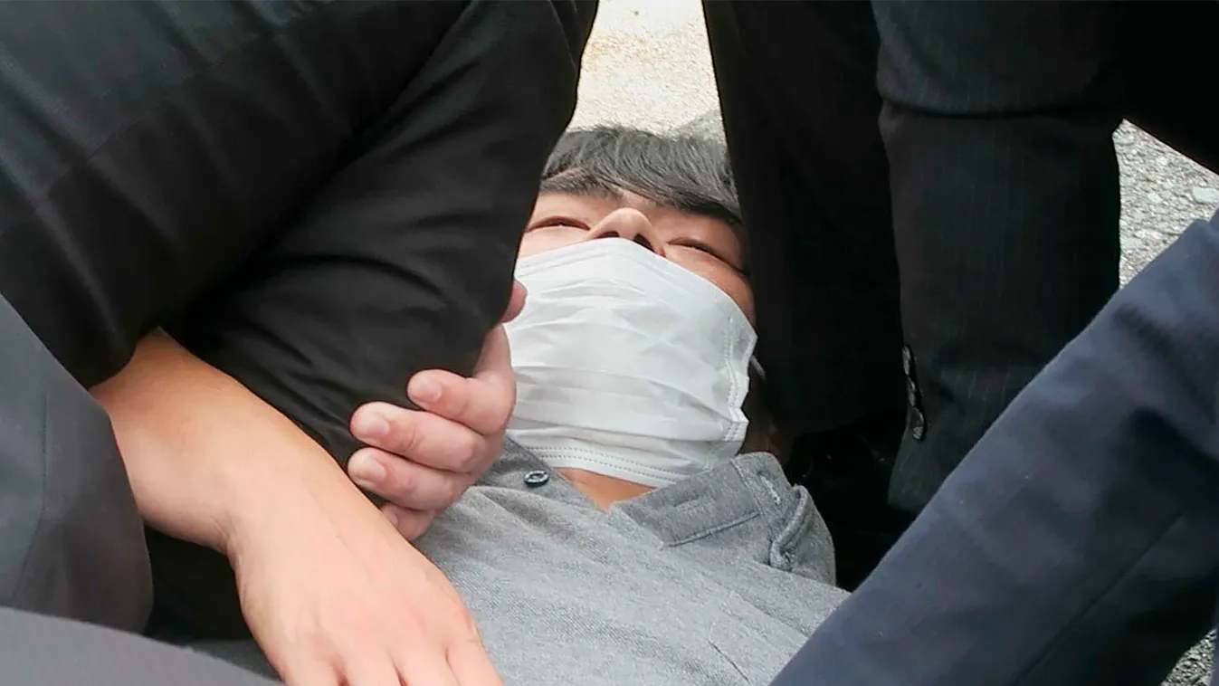 ABE, Sindzó Nara, 2022. július 8.
A videófelvételről készült képen őrizetbe vesznek egy férfit, miután lövés érte Abe Sindzó korábbi japán miniszterelnököt egy választási kampányeseményen a közép-japáni Nara város Jamato-Szaidaidzsi vasútállomásánál 2022.