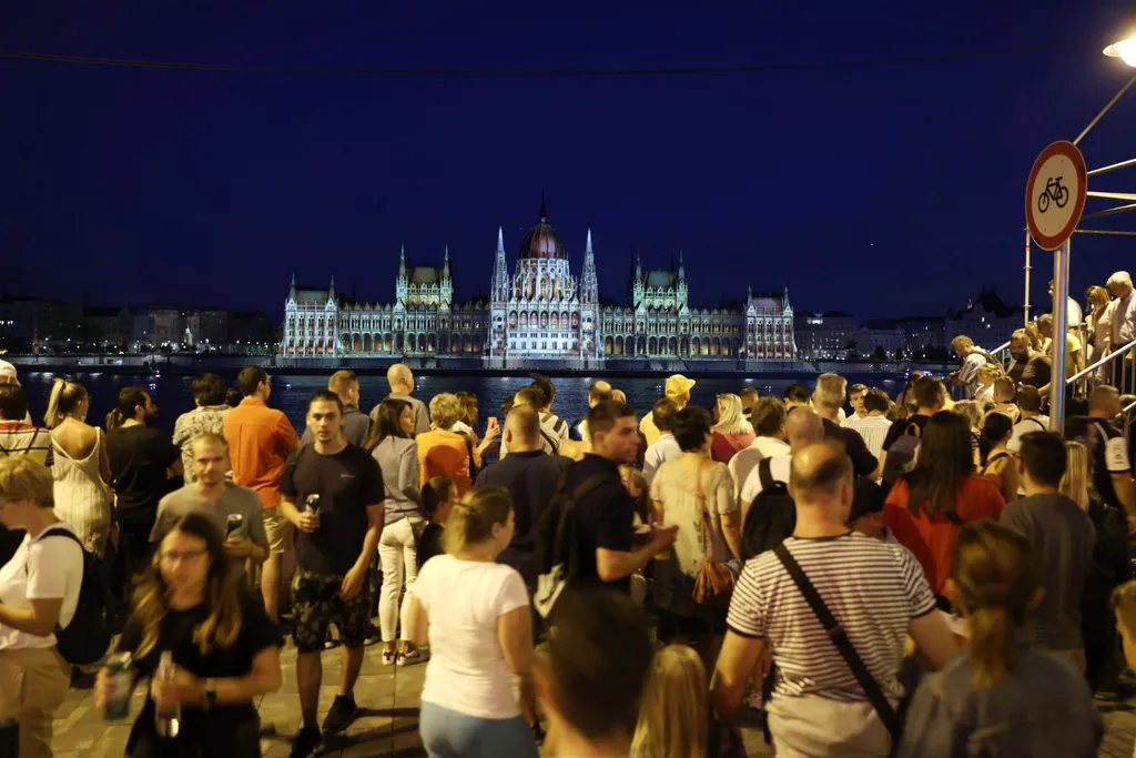 2021 augusztus 20 2021.08.20. Tűzijátékra gyülekeznek az emberek a Batthyány téren 