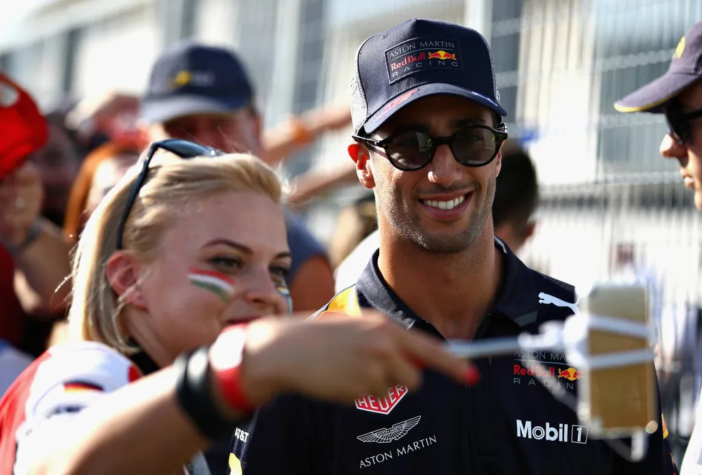 Előkészületek a Forma-1-es Magyar Nagydíjra, szurkolók, Daniel Ricciardo, Red Bull Racing 