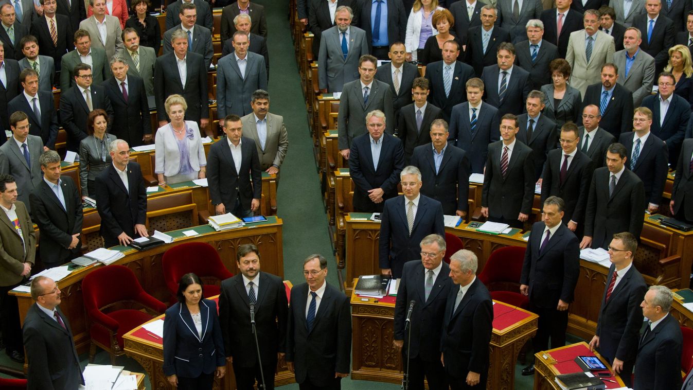 alkotmánybíróság átalakulása, az öt újonnan megválasztott alkotmánybíró leteszi esküjét az Országgyűlés plenáris ülésén 2011 június 27-én 