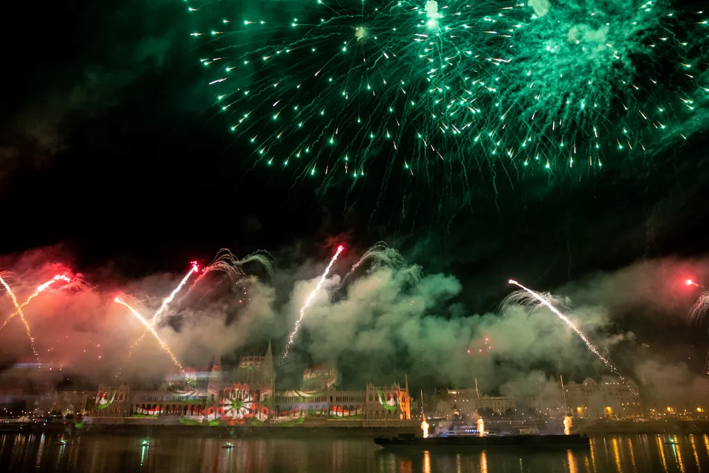 Tűzijáték, Budapest, 2022.08.27., tömeg, „Tűz és fények játéka" című műsor, fényfestés, drónshow, 3 rész 