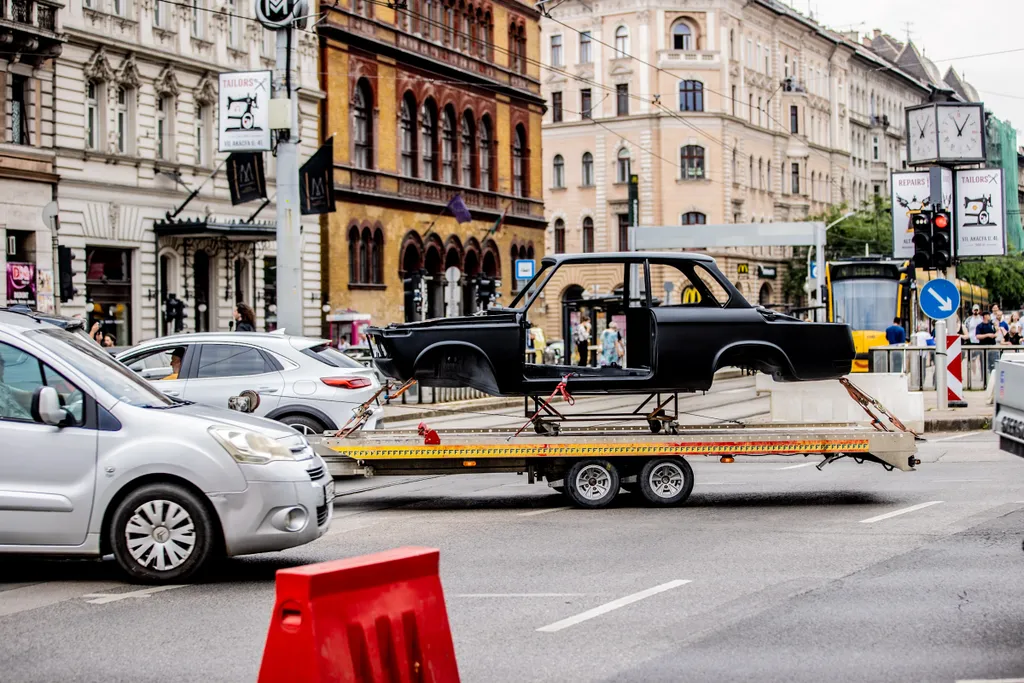 2021.07.12. Budapest, Blaha Lujza tér, dugó, közlekedés, építkezés, autó, BKV, busz, fennakadás, munkagép, torlódás 