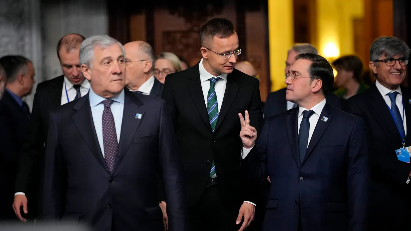 SZIJJÁRTÓ Péter; ALBARES, José Manuel; TAJANI, Antonio Bukarest, 2022. november 29.
Antonio Tajani olasz külügyminiszter, Szijjártó Péter külgazdasági és külügyminiszter és José Manuel Albares Bueno spanyol külügyminiszter (b-j) a NATO tagállamainak külüg