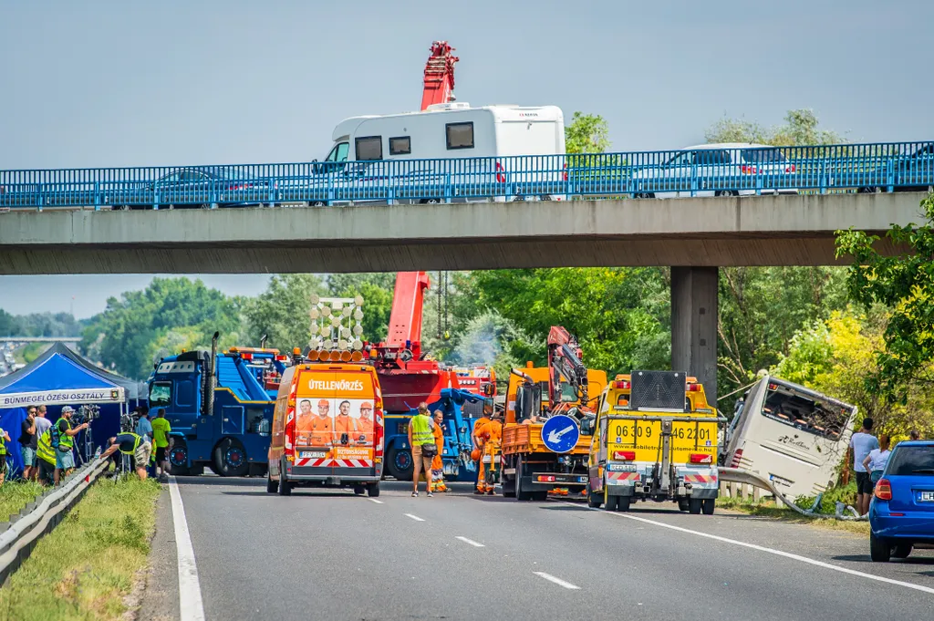 busz, baleset, Felborult egy busz az M7-esen, nyolc ember meghalt, Árokba borult egy autóbusz az M7-es autópályán Szabadbattyán térségében, a Budapest felé vezető oldalon vasárnap hajnalban öt óra előtt néhány perccel 