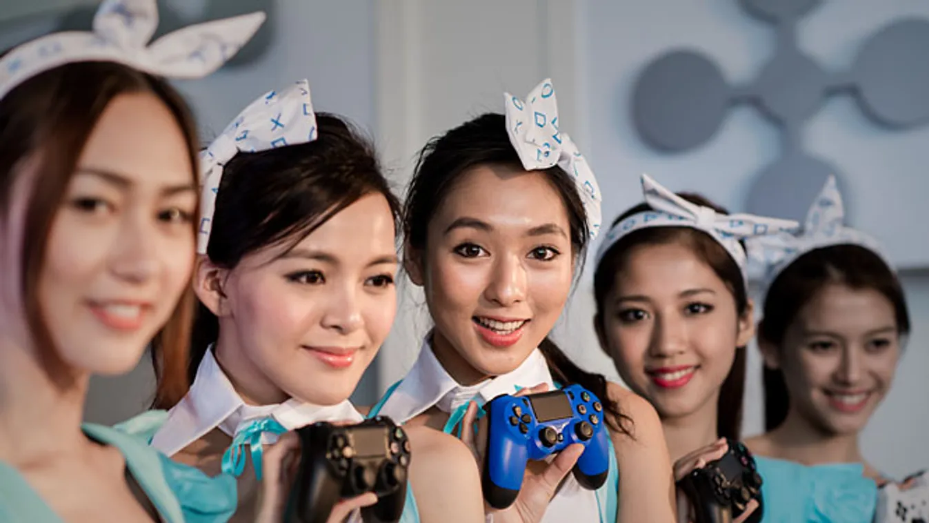 illusztráció ps4, xbox one, xbox 360 és ps3, A PS4 irányítóját mutatják modellek a konzol hongkongi bemutatóján