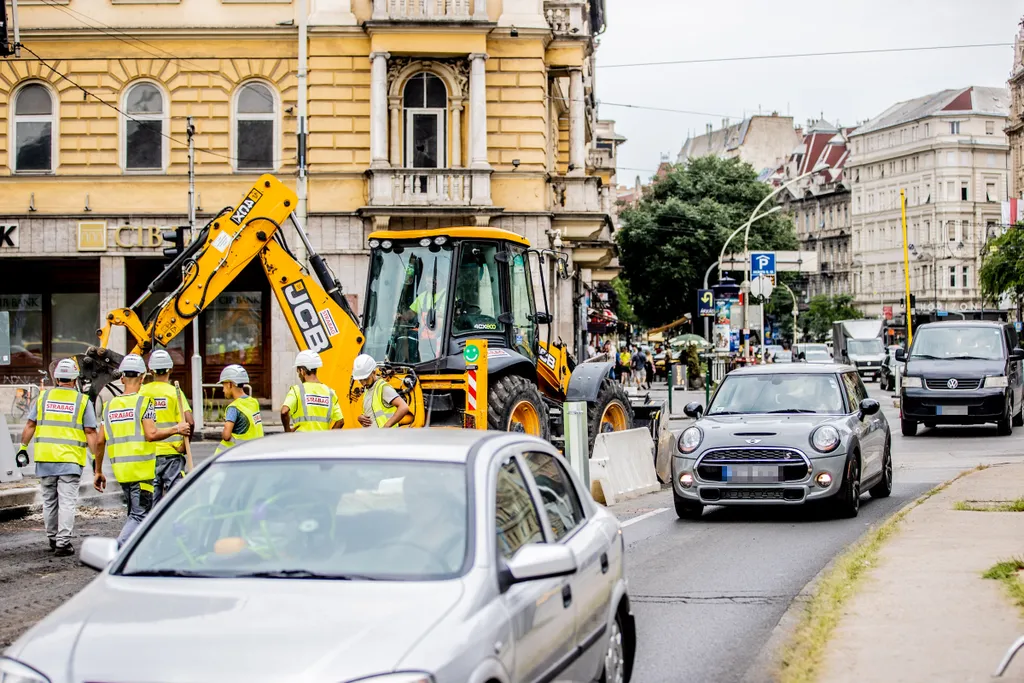 2021.07.12. Budapest, Blaha Lujza tér, dugó, közlekedés, építkezés, autó, BKV, busz, fennakadás, munkagép, torlódás 