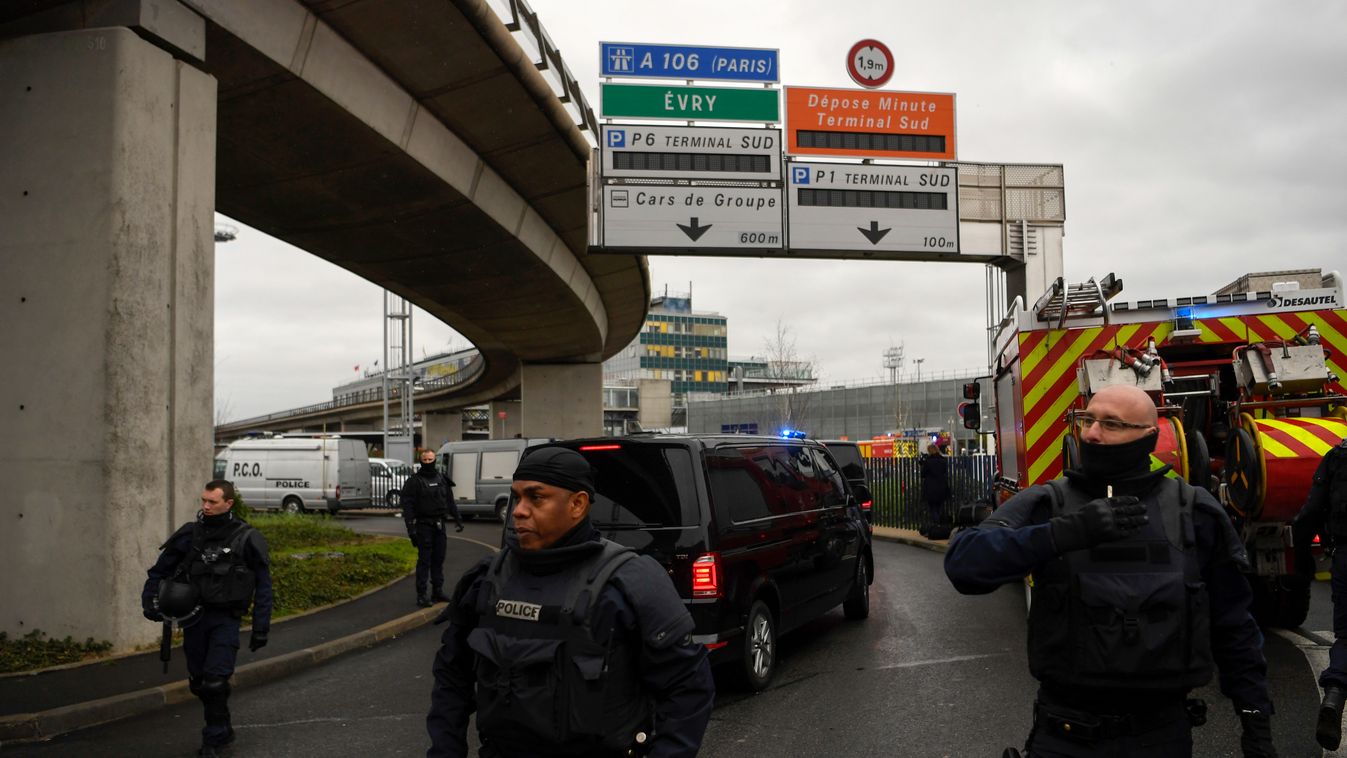 francia támadás Orly reptér repülőtér katona fegyver Párizs franciaország 