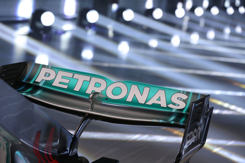 Forma-1, Mercedes-AMG Petronas, Mercedes W09 bemutató, Petronas logo 