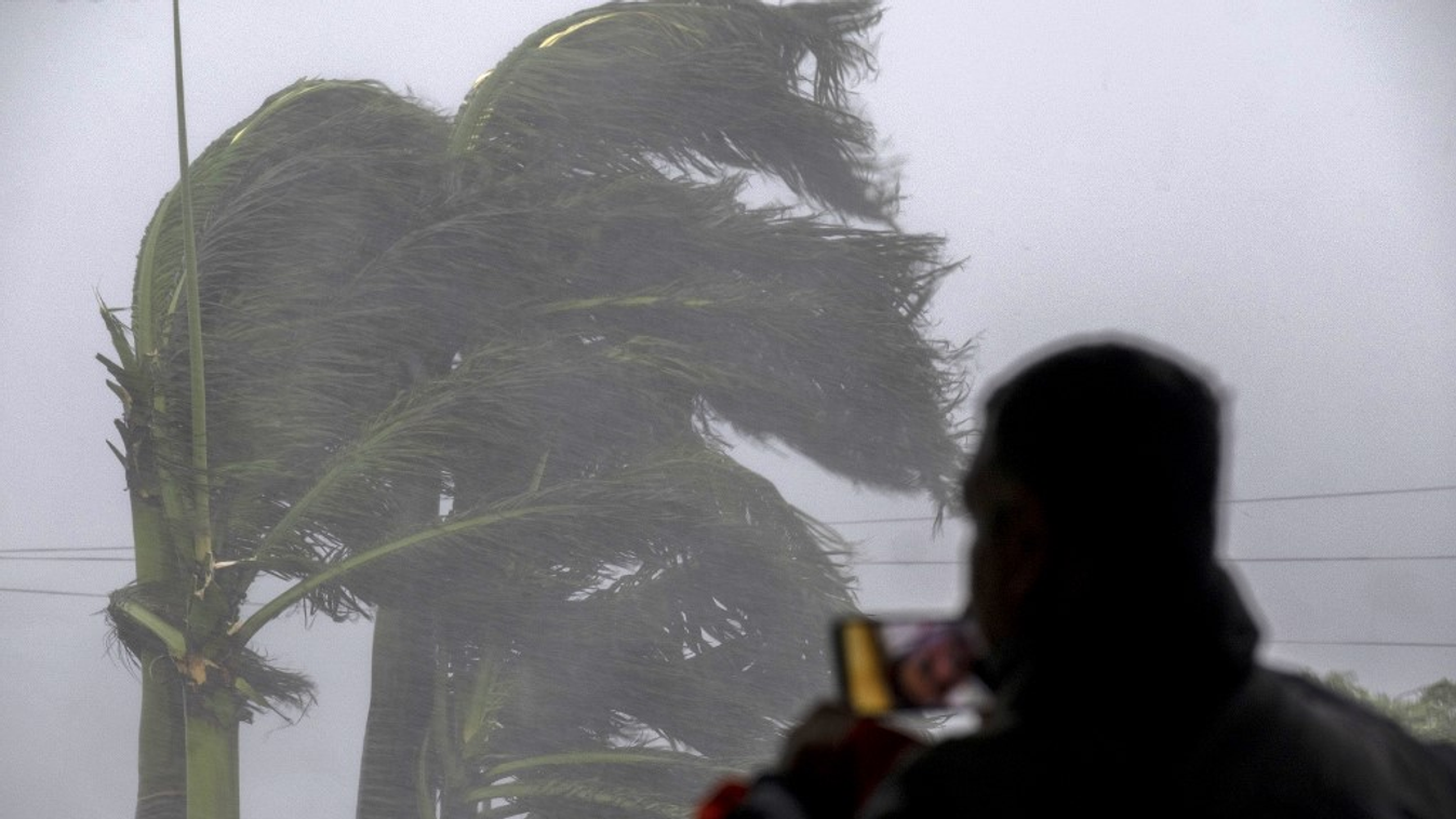 Egy ember élőben közvetítette az Ian hurrikán széllökéseit a floridai Punta Gordában 