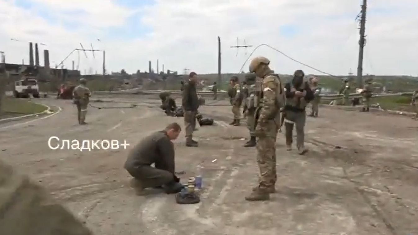 Az oroszok lefegyverzik az ukrán neonáci Azov ezredet 