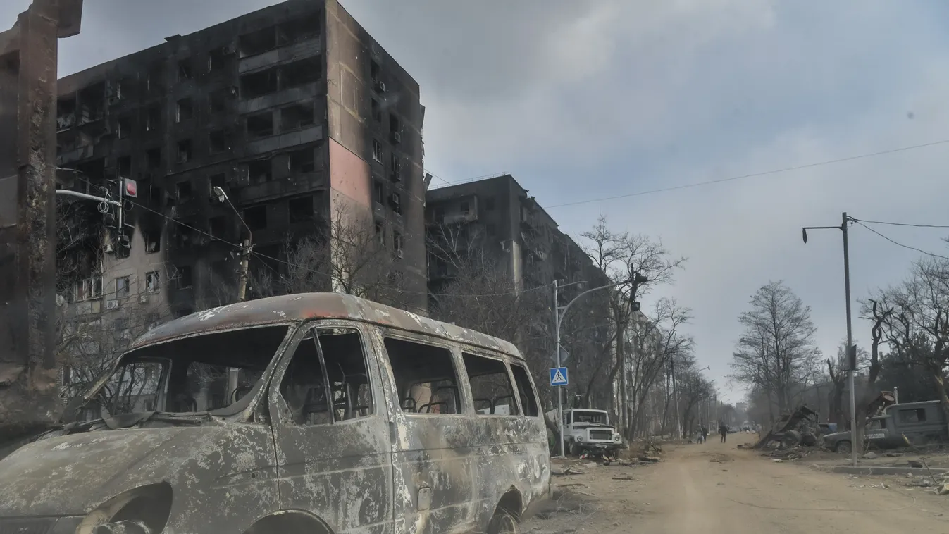 Ukrán válság 2022, orosz, ukrán, háború, Ukrajna, Donyecki Népköztársaság, Donyeck, rakétatámadás, kiégett autó, épületek, lakóház, romok, romos 