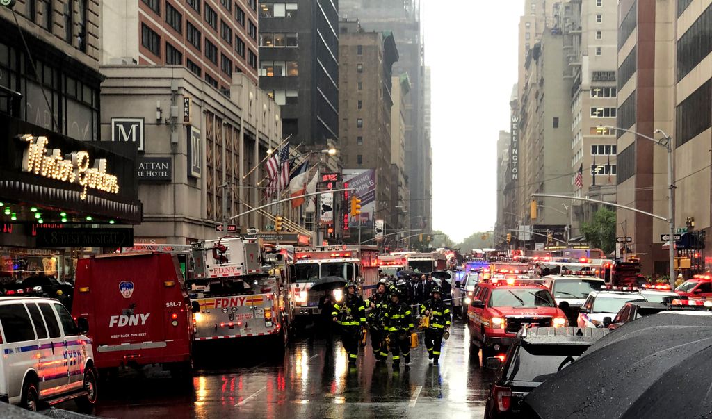Helicopter crashes into skyscraper in central Manhattan ECONOMY AIR TRAFFIC Casualties USA Helicopters, helikopter, New York 