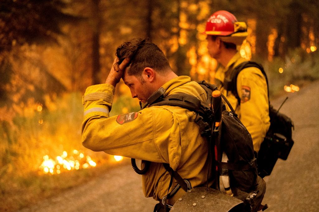 Prattville, 2021. július 24.
Erdőtűz ellen küzdő tűzoltók az észak-kaliforniai Plumas megyében fekvő Prattville környékén 2021. július 23-án.
MTI/FR34727 AP/Noah Berger 