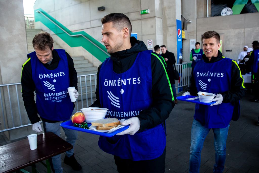 Fradi-sztárok ételosztás Fradi-sztárok tartanak ételosztást a Groupama Aréna előtt rászorulóknak 