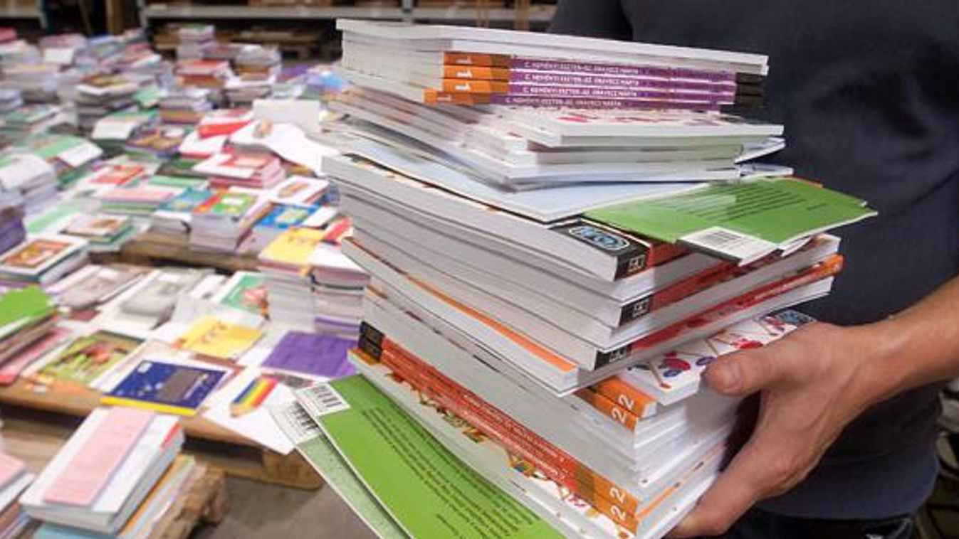 Tankönyveket csomagolnak a Nemzeti Tankönyvkiadó Zrt.  munkatársai 